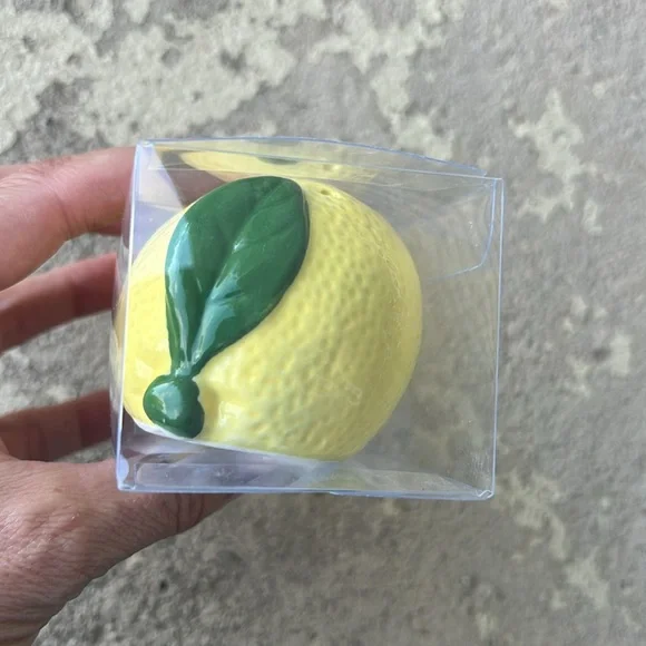 New lemon salt and pepper shakers - Picture 6 of 10